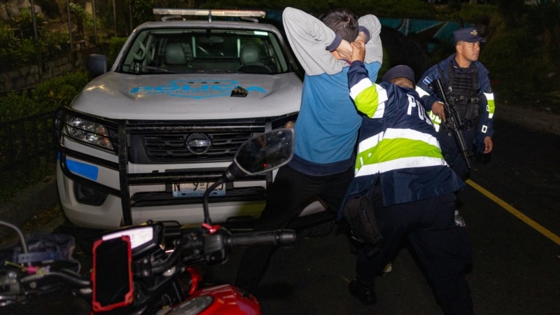 Military and police chase gang members in a populous neighborhood of El Salvador