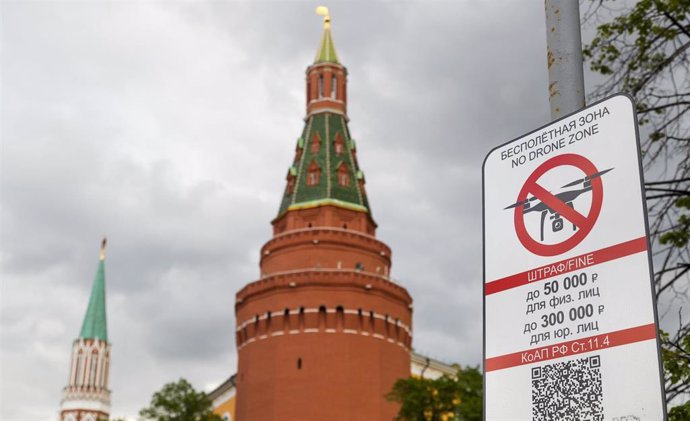 Archive - A sign of "Prohibited zone for drones" near the Kremlin in Moscow, Russia (archive)