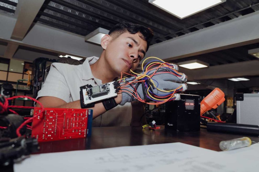 SignalGlove, the Mexican invention that seeks to close the inclusion gap