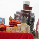 E 1658810 - This is how they wait in Taiwan for the demolition of a building after the earthquake