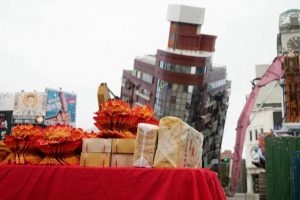 E 1658810 - This is how they wait in Taiwan for the demolition of a building after the earthquake