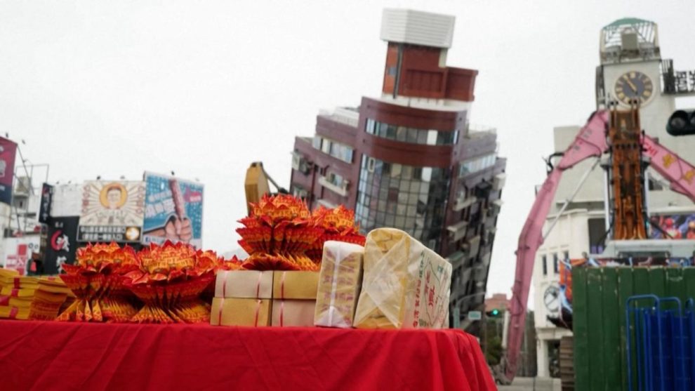 E 1658810 - This is how they wait in Taiwan for the demolition of a building after the earthquake