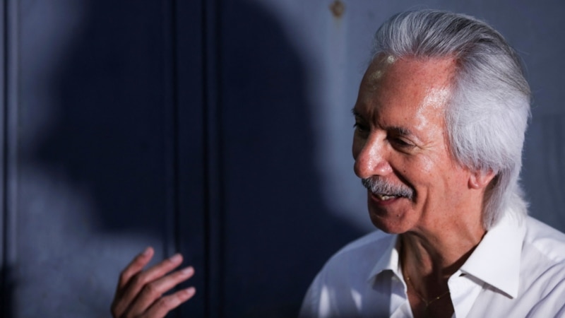 The president of Guatemala visits the released journalist José Rubén Zamora at his home