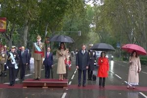 The rain stars in the military parade of October 12 encapsulated in the Plaza de Neptuno