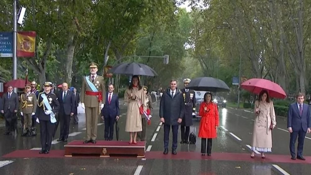 The rain stars in the military parade of October 12 encapsulated in the Plaza de Neptuno