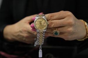 Woman holding a wrist watch. Europa Press