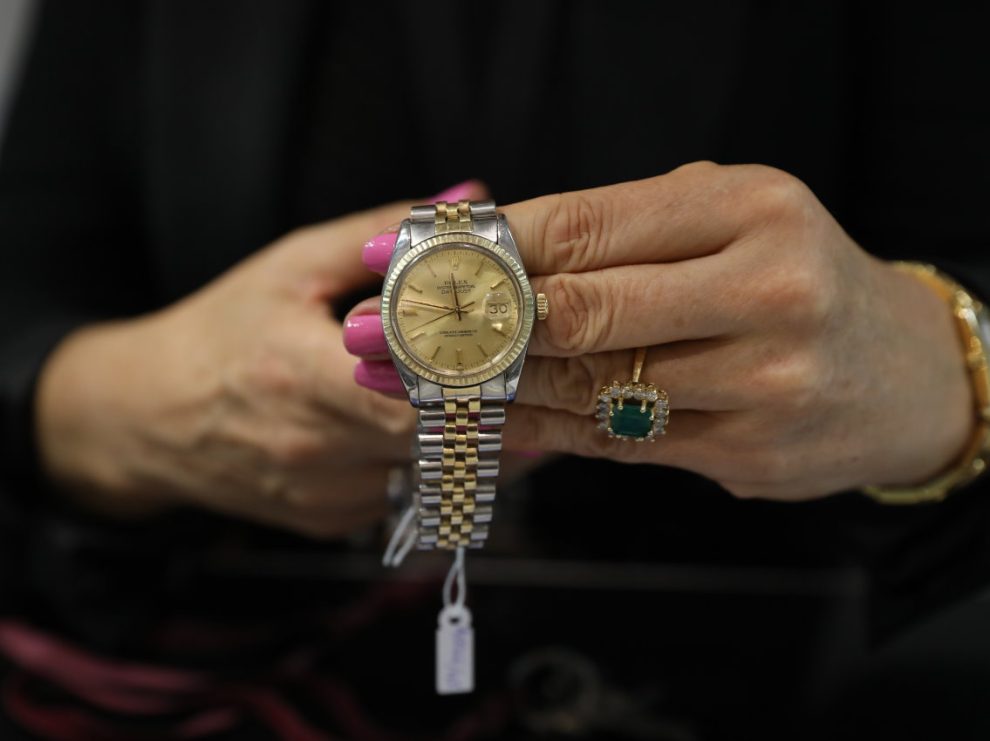 Woman holding a wrist watch. Europa Press