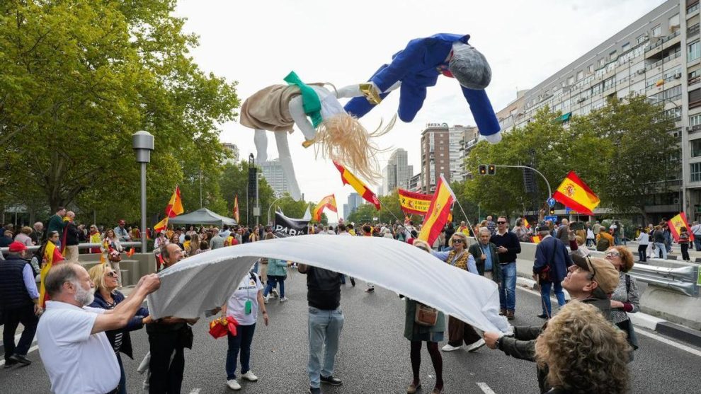 Thousands of people demand general elections in a demonstration with PP and Vox in Madrid