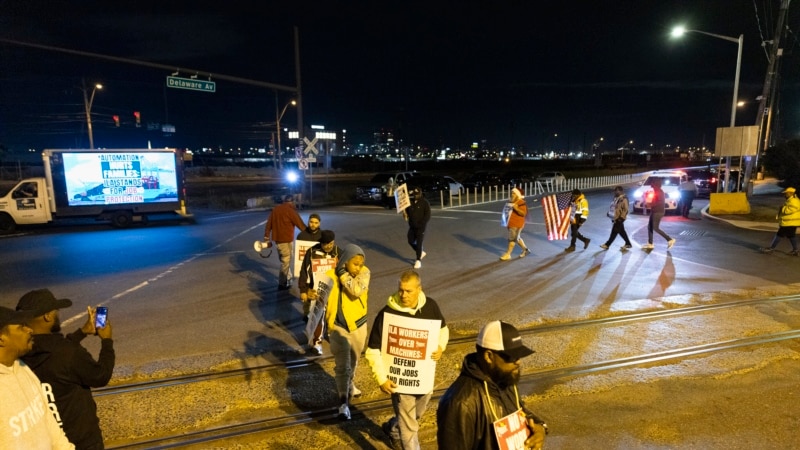 US Longshoremen's Union to Suspend Strike to Allow Negotiation of New Contract