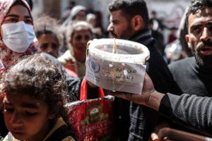 Distribution of hot meals in Gaza.