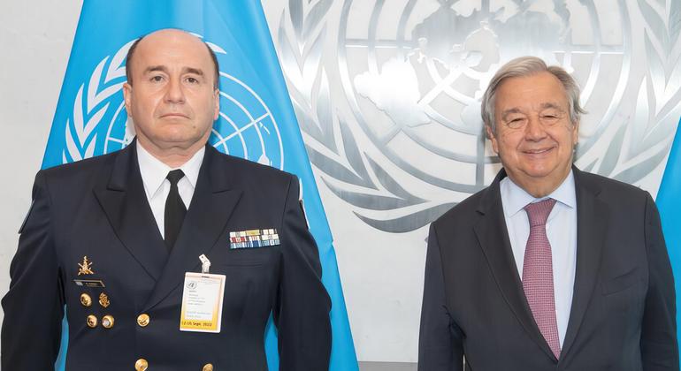 Argentine Rear Admiral Guillermo Ríos (left), Head of Mission and Observers of UNMOGIP, and UN Secretary General António Guterres (right).