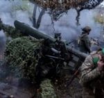 A Ukrainian soldier fires a D-30 Howitzer howitzer towards Russian positions in the Kharkiv region, Wednesday, October 16, 2024. (PHOTO: AP)