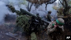 A Ukrainian soldier fires a D-30 Howitzer howitzer towards Russian positions in the Kharkiv region, Wednesday, October 16, 2024. (PHOTO: AP)