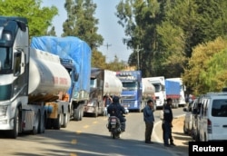 Trucks remain stopped on both sides of the road during a road blockade organized by supporters of former Bolivian President Evo Morales against President Luis Arce's government, in Epizana, Bolivia, October 17, 2024. REUTERS/Patricia Pinto