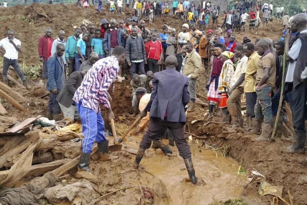 More than a hundred people were missing this Thursday, after landslides buried houses in six villages.