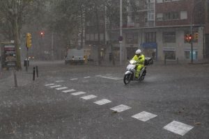 A delivery man on a motorcycle during the storm, on October 30, 2024, in Barcelona, ​​Catalonia