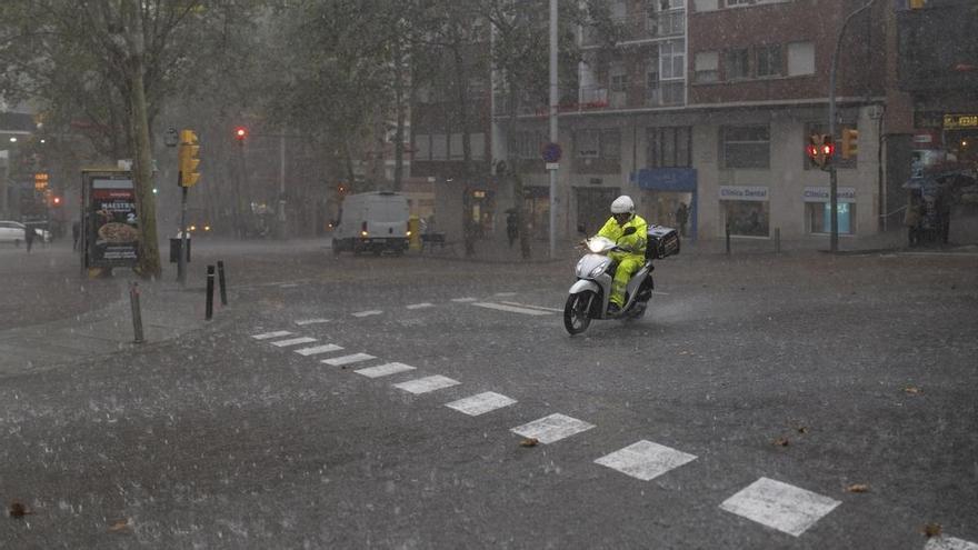 A delivery man on a motorcycle during the storm, on October 30, 2024, in Barcelona, ​​Catalonia