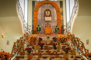 The offering was created by bearers of the Hñoñho Otomi Day of the Dead tradition from the state of Querétaro.