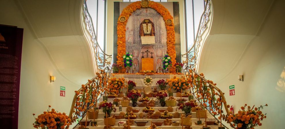 The offering was created by bearers of the Hñoñho Otomi Day of the Dead tradition from the state of Querétaro.