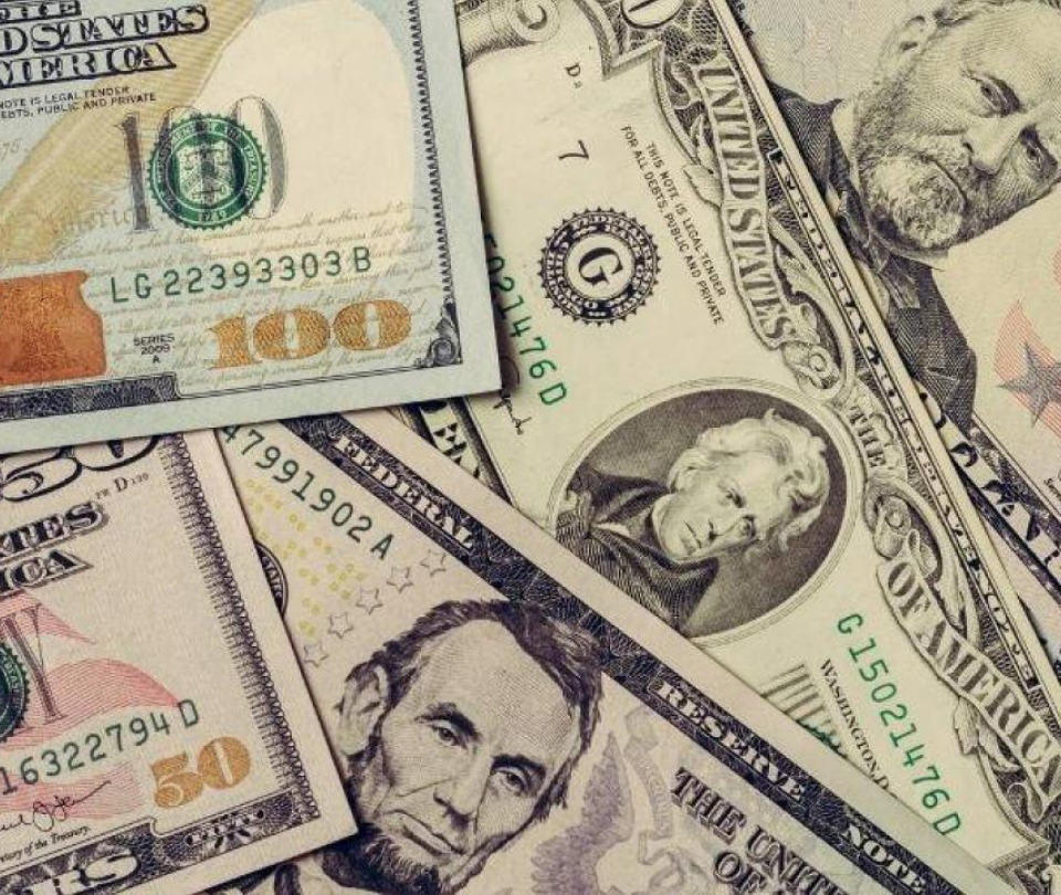 Dollar falls sharply this Monday, but remains above $4,400