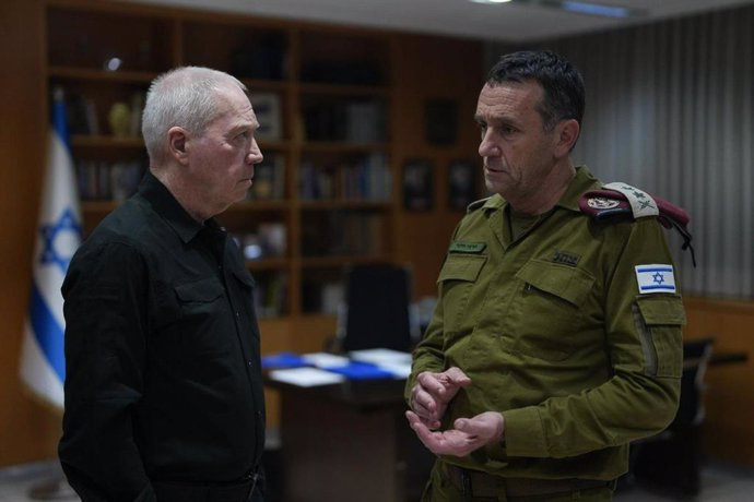 File image of the former Minister of Defense, Yoav Gallant (L), together with the Chief of the General Staff of the Israel Defense Forces, Herzi Halevi (D).