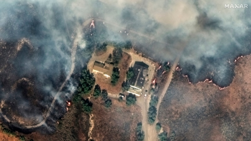 Fire destroys 132 structures in Southern California amid high winds