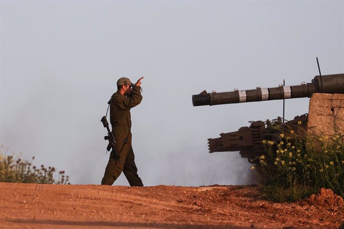 File - An Israeli soldier near the border with Lebanon (file)