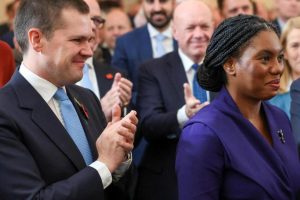 The British Conservative Party announces its new leader: Robert Jenrick applauds alongside Kemi Badenoch.