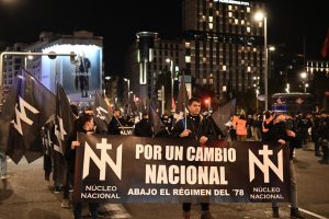 Police charges after a demonstration with Nazi salutes and fascist chants in Ferraz