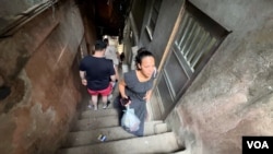 In Rocinha access to basic services is limited. There is no garbage collection. People have to carry their waste to the main road. In the image, people use a narrow staircase, November 21, 2024.