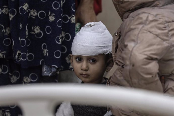 An injured Palestinian child in Deir al-Balah, Gaza Strip