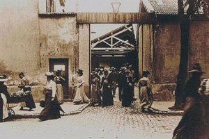 Extract from the film released at the Lumière factories in Monplaisir, Lyon (current hangar of the first film at the Lumière Institute).