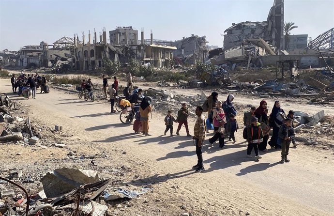 File - Displaced Palestinians flee Beit Hanun, in the north of the Gaza Strip, amid the Israeli Army offensive (file)