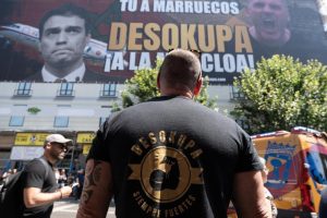 Archive - The leader of Desokupa, Dani Esteve, in front of the tarp that the Desokupa platform has deployed in Atocha against the President of the Government