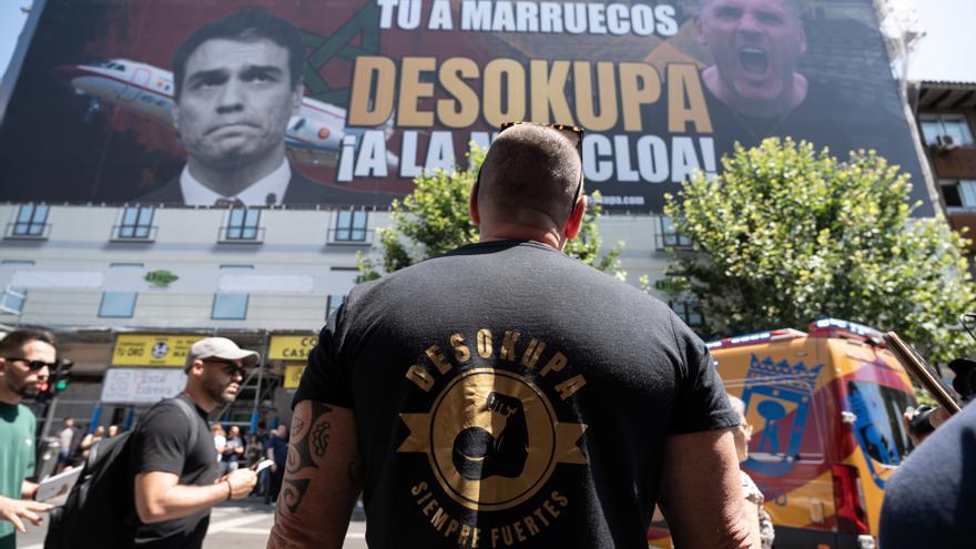 Archive - The leader of Desokupa, Dani Esteve, in front of the tarp that the Desokupa platform has deployed in Atocha against the President of the Government