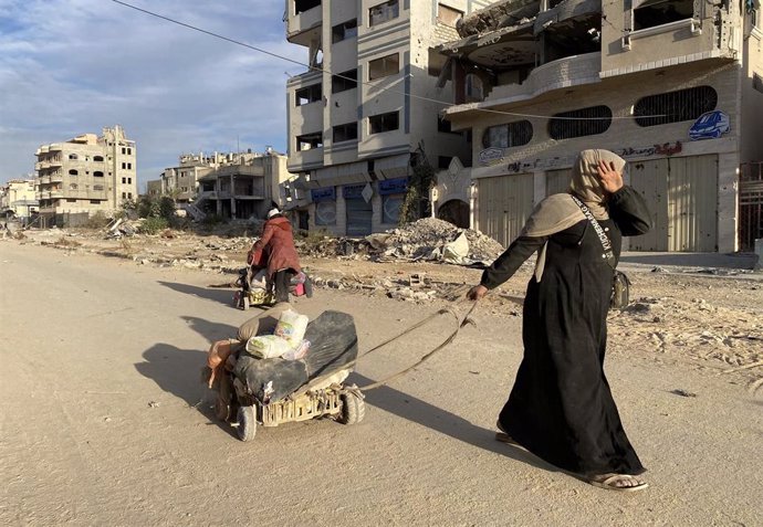 Displaced Palestinian woman in Beit Lahia (Gaza)