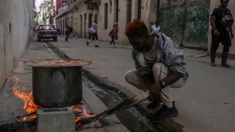 Cuban economy lives "day to day" and is preparing for more US sanctions, says Díaz-Canel