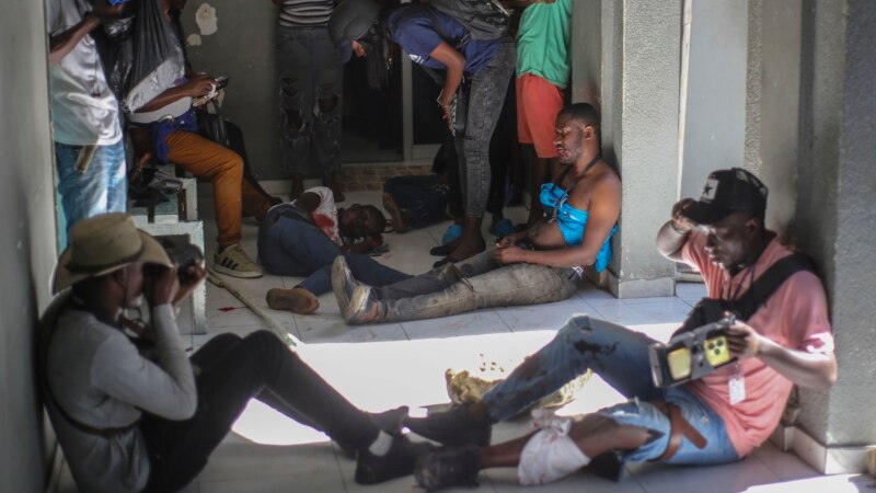 Gangs attack journalists at hospital reopening in Haiti; There are three dead and several injured