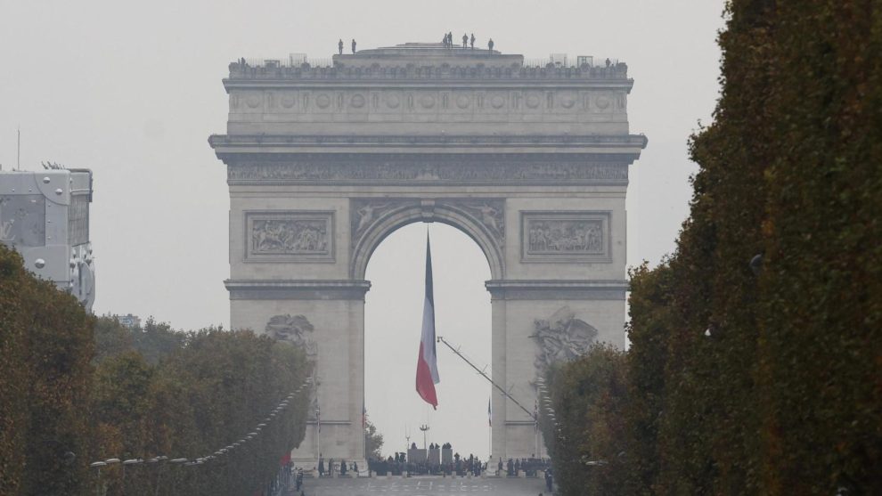 Police evacuate Arc de Triomphe in Paris over bomb threat