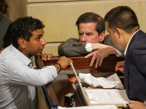 Minister of the Interior Juan Fernando Cristo speaks with representatives David Racero and Carlos Ardila