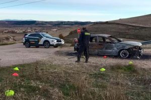 They find the charred body of an elderly man in the trunk of a burning car in Burgos