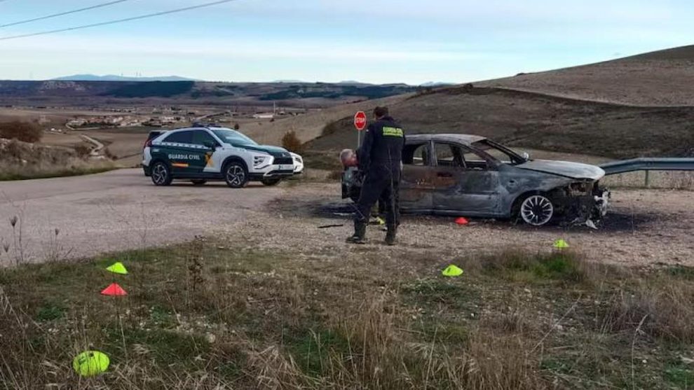 They find the charred body of an elderly man in the trunk of a burning car in Burgos