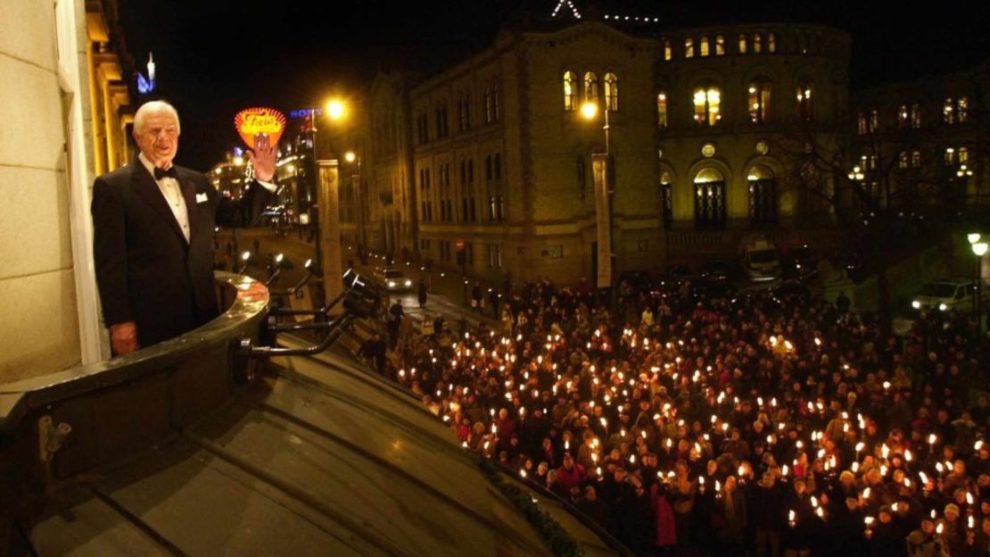 Jimmy Carter greets attendees of a torchlight procession in central Oslo, before the Norwegian Nobel Prize Committee banquet, December 10, 2002.