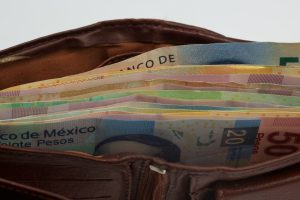 Why is the minimum wage in Mexico higher on the northern border?