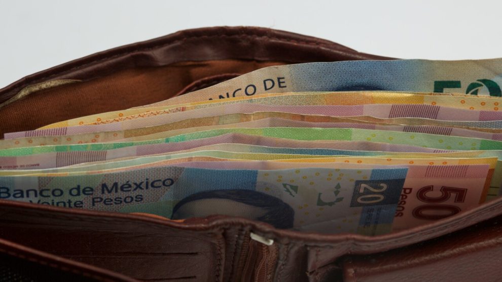 Why is the minimum wage in Mexico higher on the northern border?