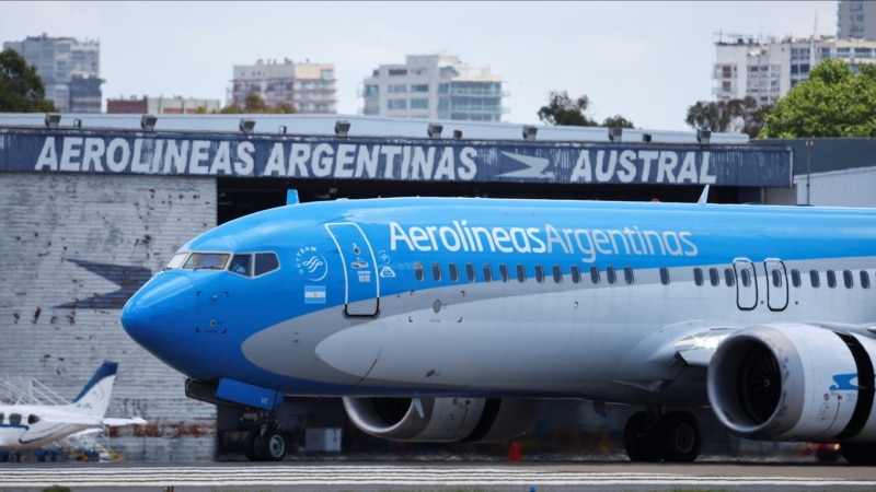 Argentina's state airline cuts staff, routes and snacks due to possible sale