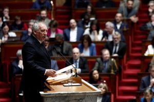 Bayrou agrees to negotiate with employers and unions the unpopular pension reform imposed by Macron