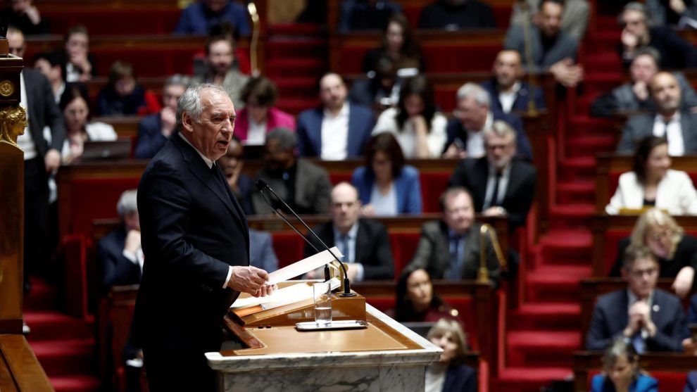 Bayrou agrees to negotiate with employers and unions the unpopular pension reform imposed by Macron