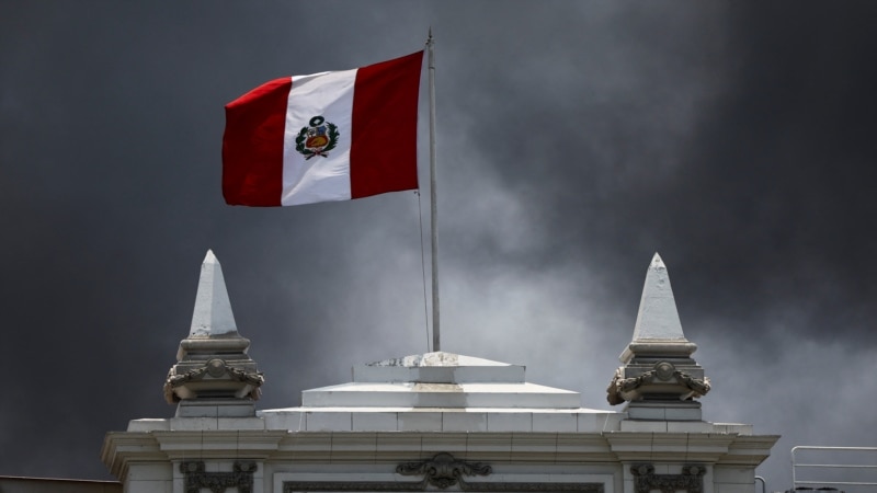 Congress of Peru prohibits miniskirts and shorts for workers