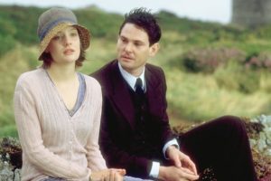 Ramola Garai and Henry Thomas as Cassandra and Simon sitting on an outdoor bench in I Capture the Castle.